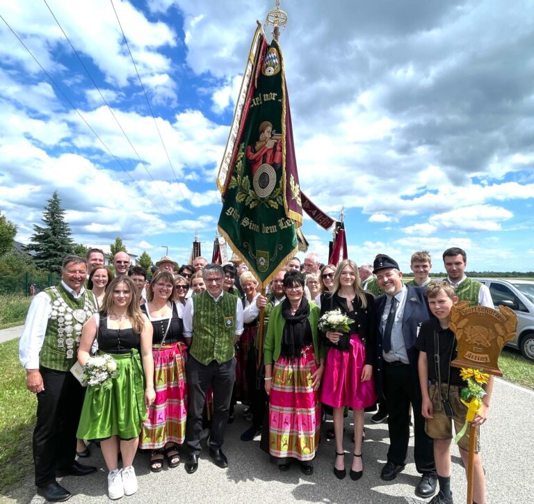 Sportschützen Atting beim 150 – jährigen Gründungsfest der FFW Rain.