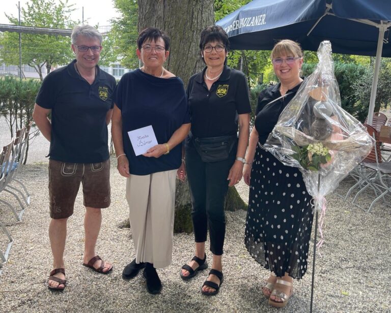 Monika Hilmer feierte ihren 70 Geburtstag, zu dem ihr auch die Sportschützen Atting recht Herzlich Gratulierten.